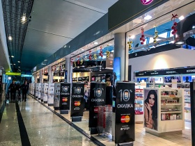 Минфин хочет разрешить продажу алкоголя в duty free для летающих по России